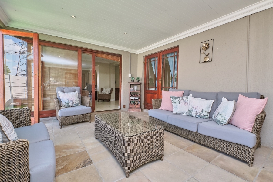 6 Bedroom Property for Sale in Oakglen Western Cape